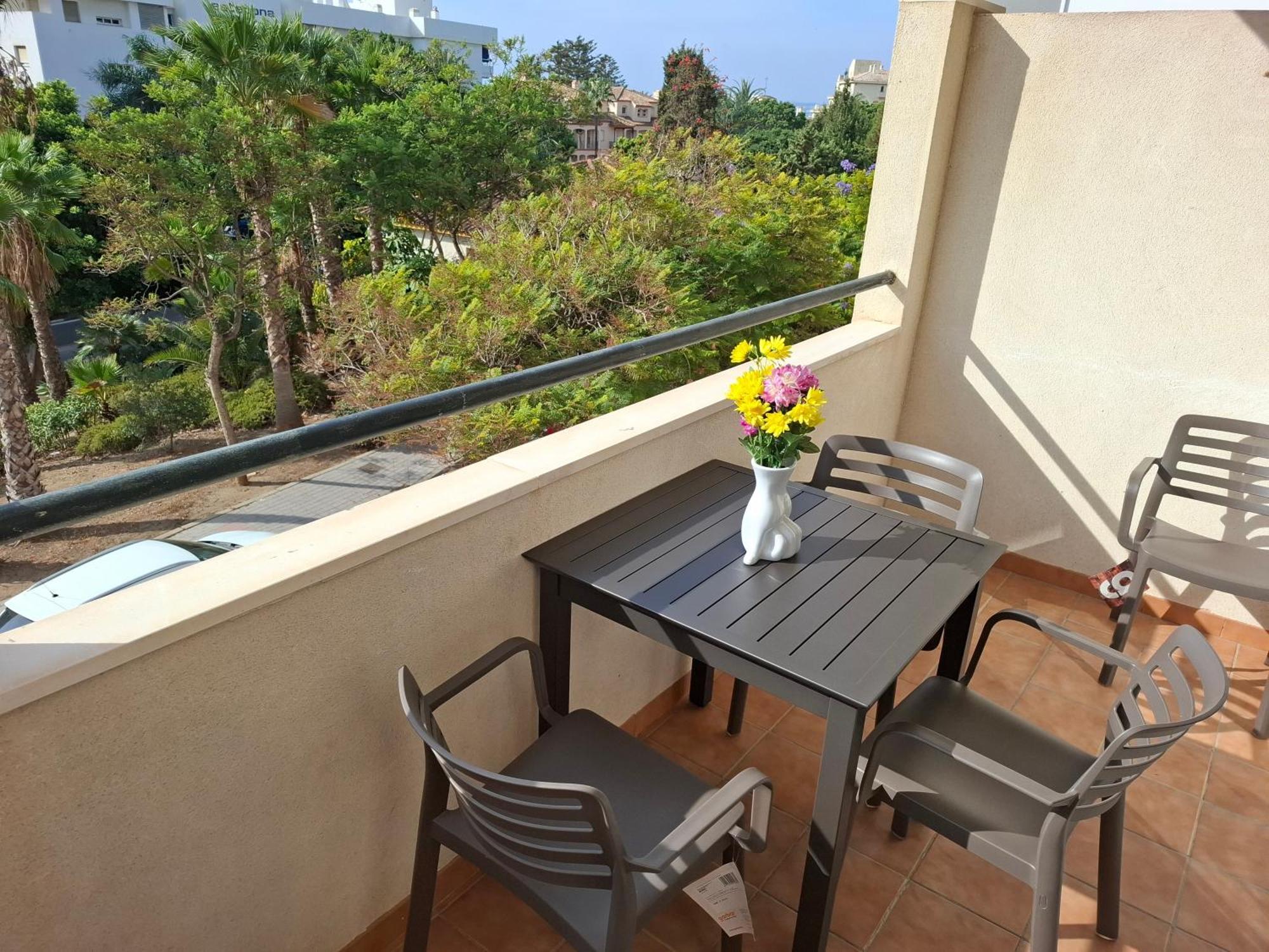 Central 2-Bed Apartment In Estepona Port المظهر الخارجي الصورة